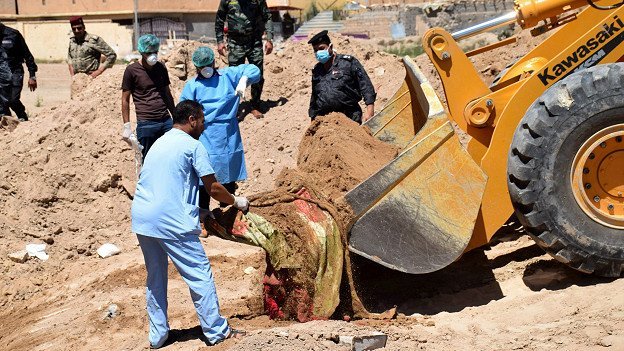 Irak’ta DEAŞ’tan kalma toplu mezar kazılmaya başlandı