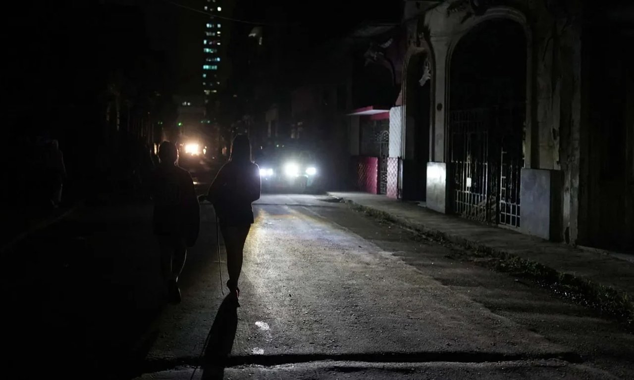 Küba’da bir yıl içinde 4’üncü kez elektrik şebekesi çöktü!