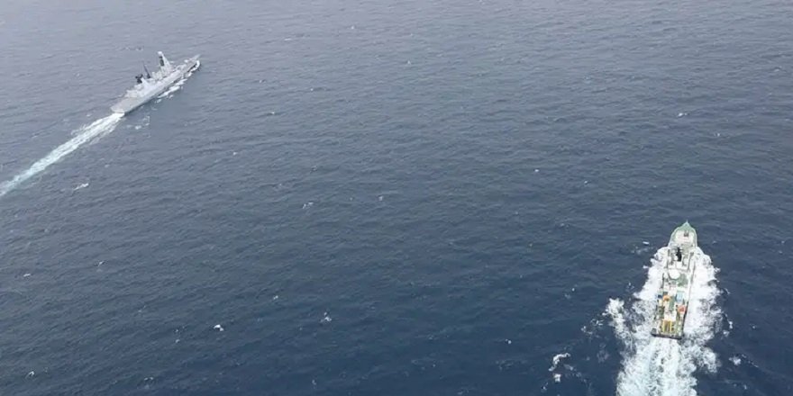 Estonya donanması, Rusya'ya giden petrol tankerini alıkoydu!