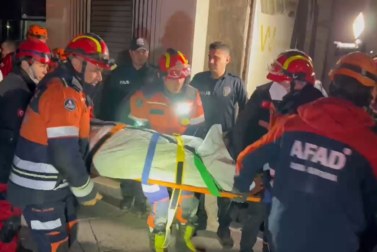 Güngören’de çöken binada enkaz altında kalan işçi çıkarıldı