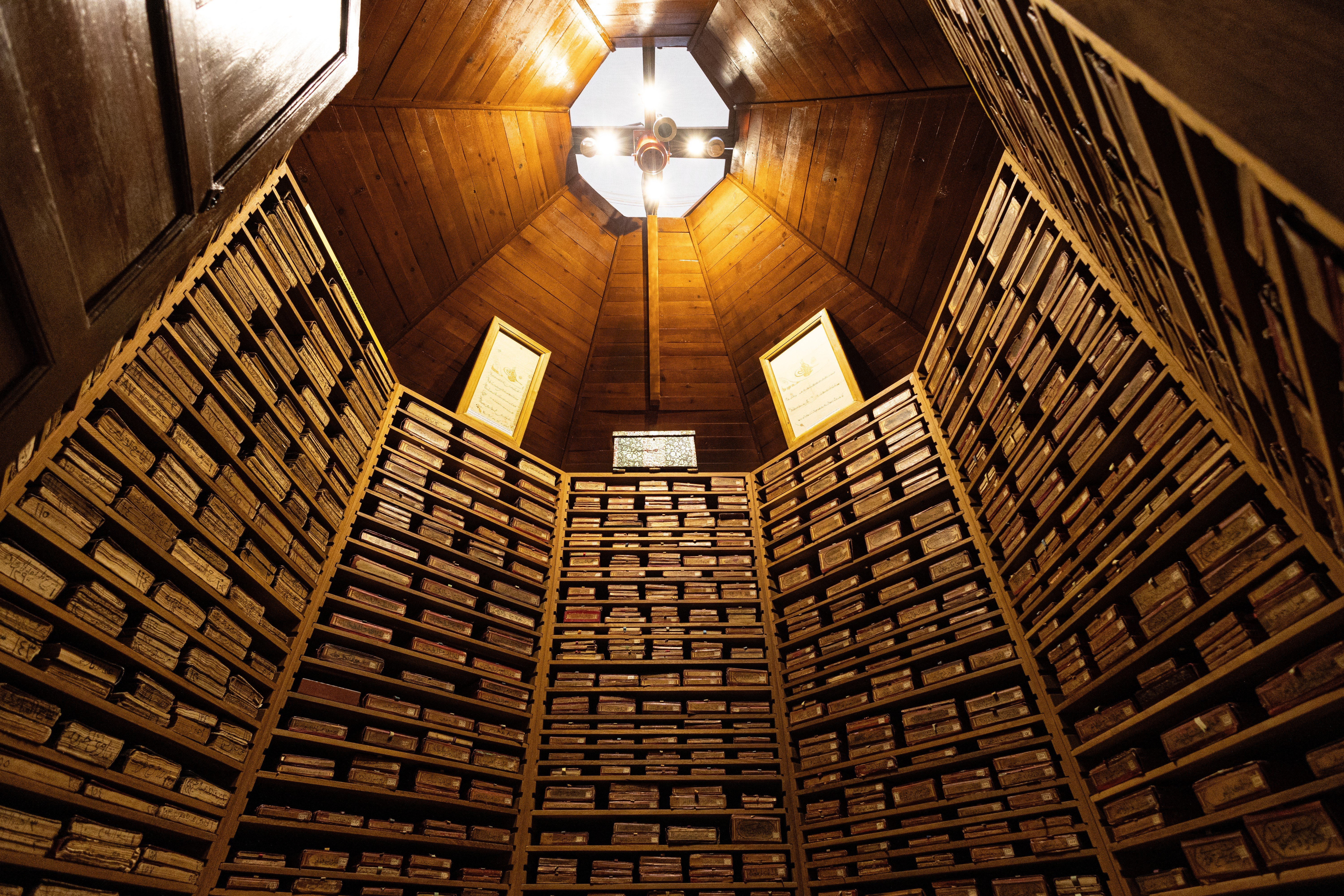 Türkiye'nin en önemli, paha biçilemez kitapları 195 yıllık bu kütüphanede