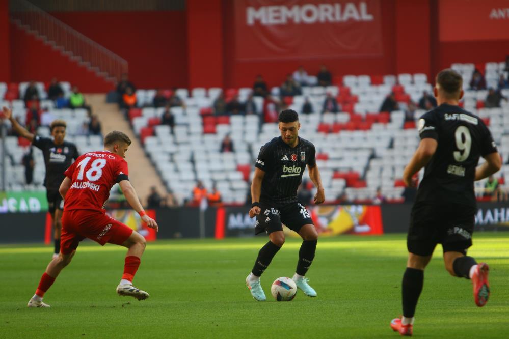 Trendyol Süper Lig: Antalyaspor: 0 - Beşiktaş: 0 (İlk yarı)