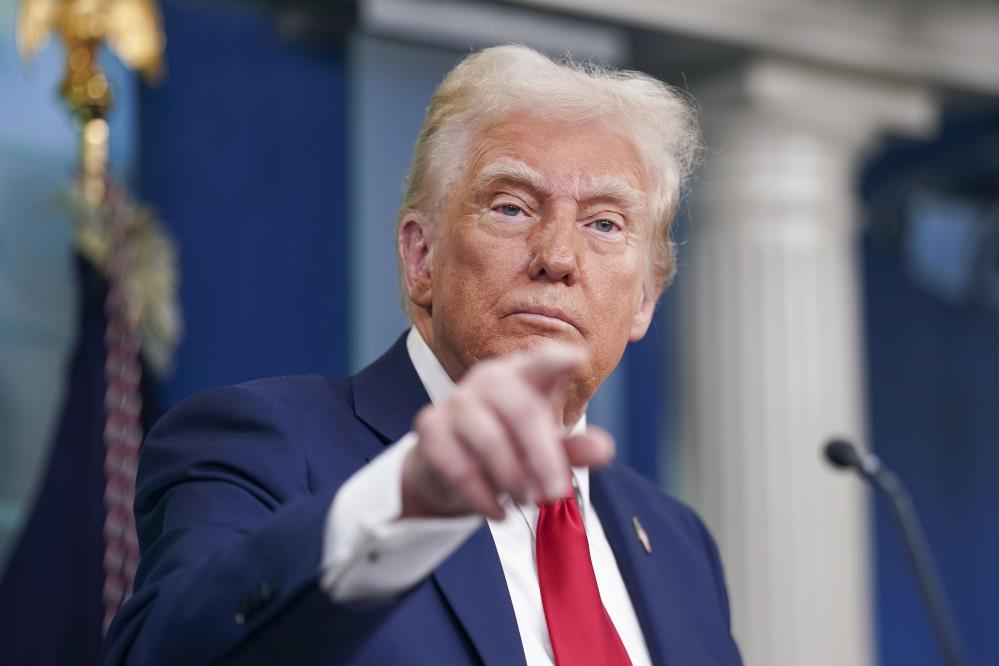 Trump, Meksika’ya yönelik ek gümrük vergisini 1 aylığına askıya aldı