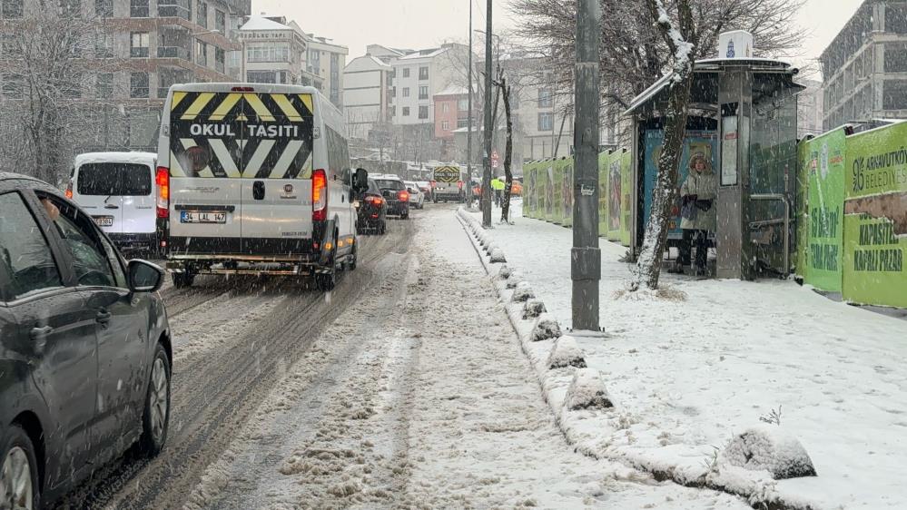 İstanbul’da yollar beyaza büründü, araçlar yollarda kaldı