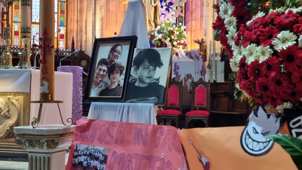 Kadıköy'de bıçaklanarak öldürülen İtalyan şefin oğlu için kilisede anma töreni düzenlendi