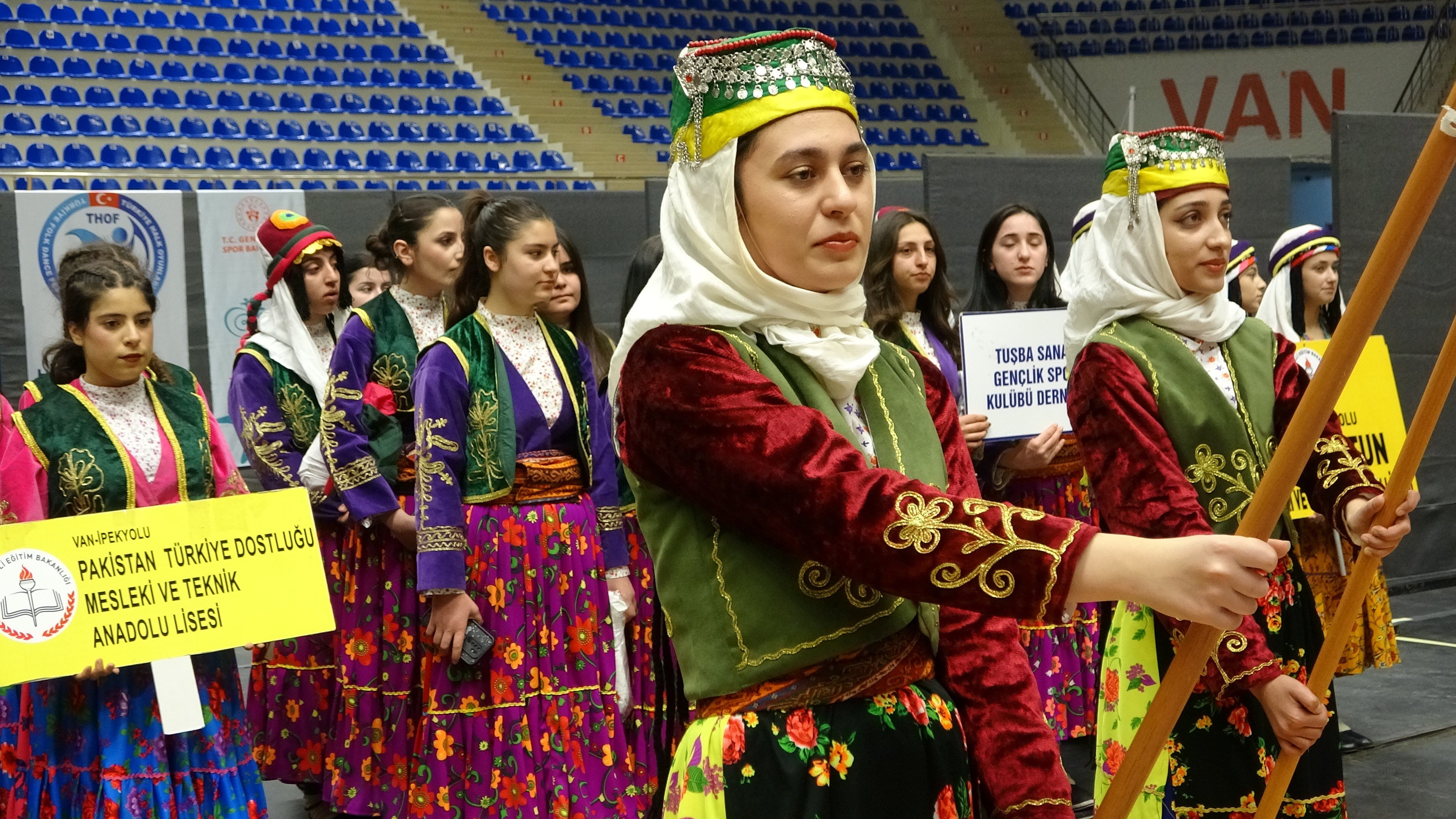 Van'da halk oyunları il birinciliği yarışmaları yapıldı