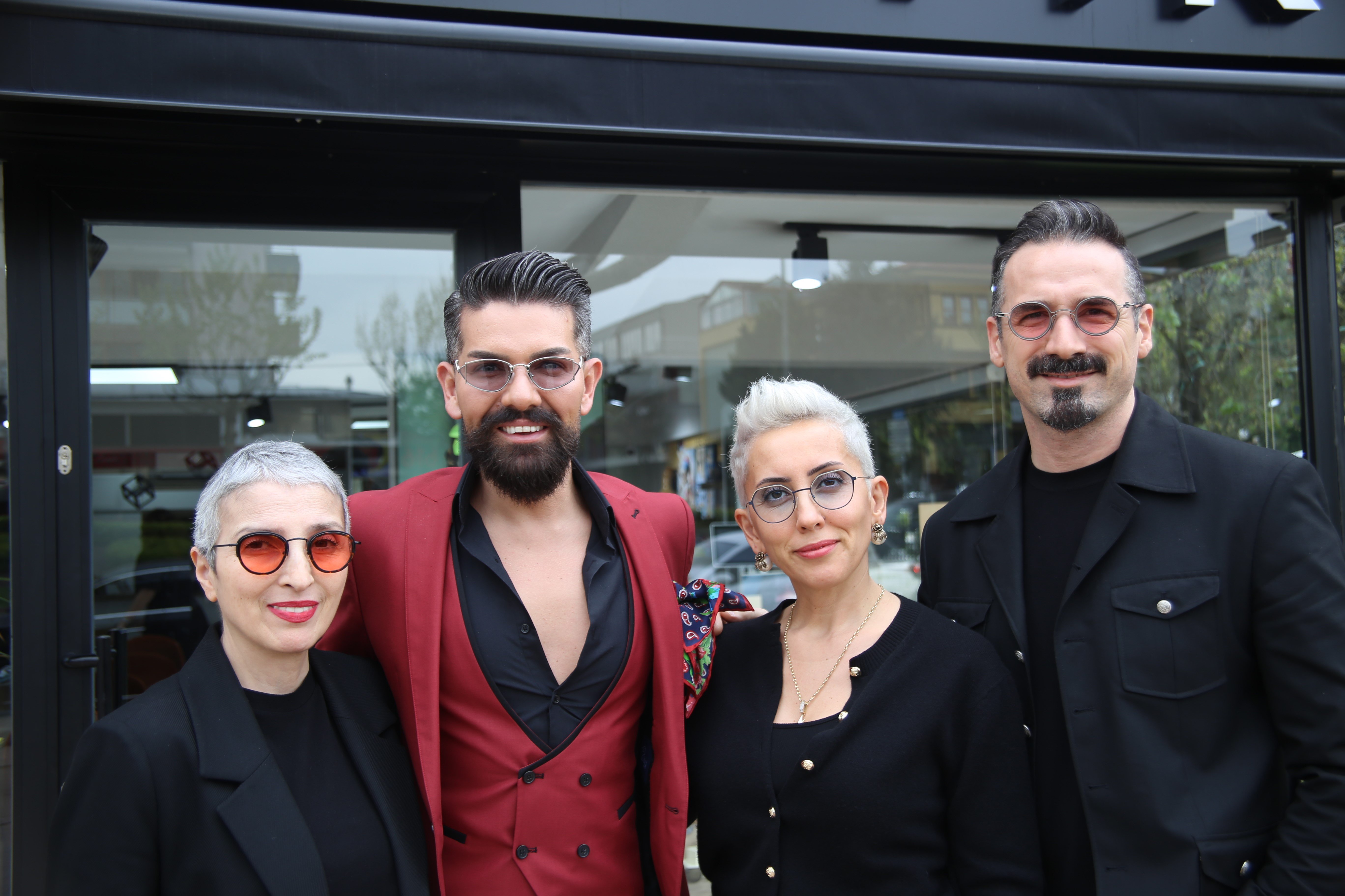 Ünlü sanatçının altın gözlüğüne değer biçilemiyor - Manşet Haber