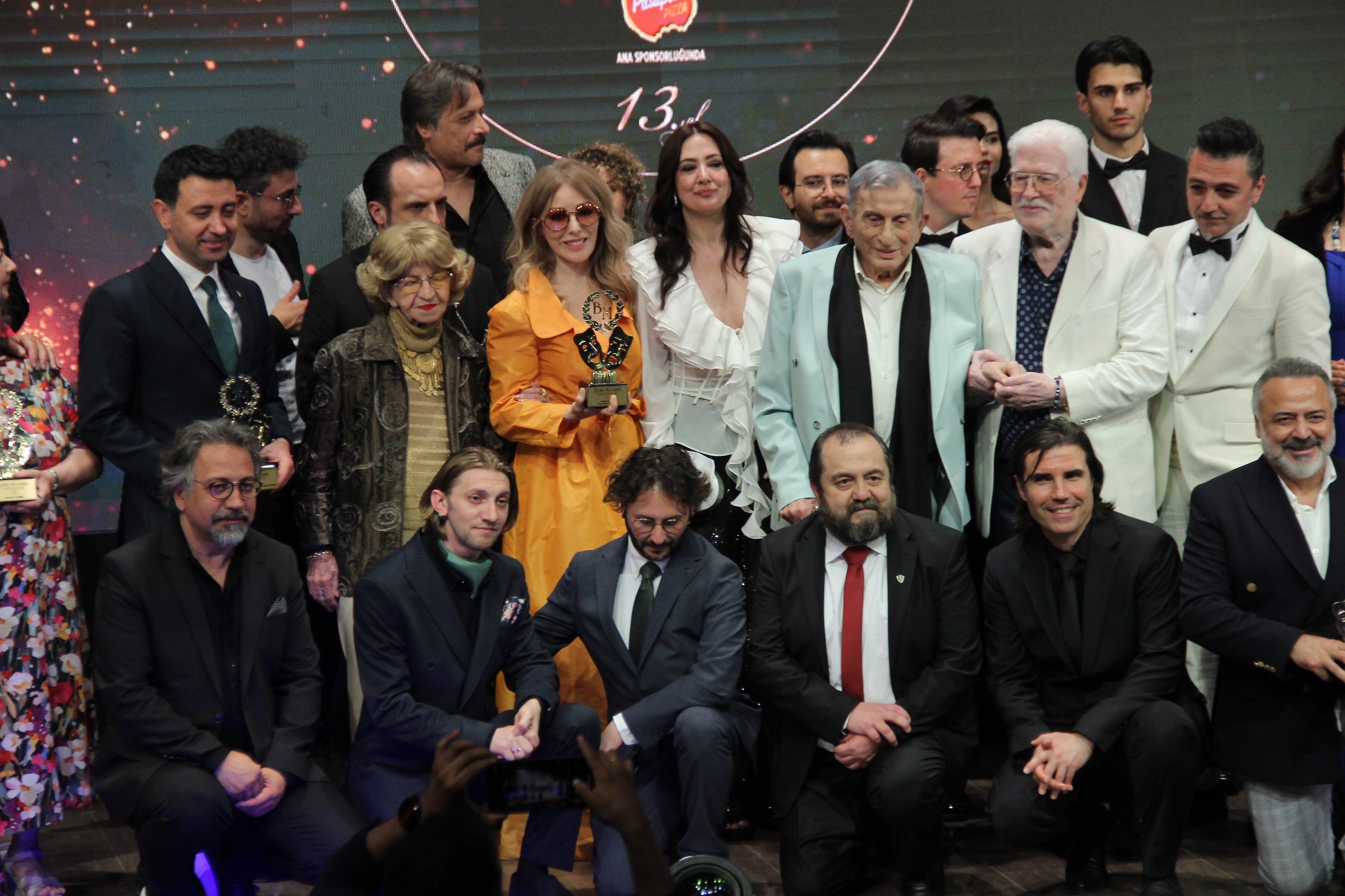 İzmir'den yükselen tiyatro ruhu Türkiye'yi bir kez daha kucakladı! - Manşet Haber