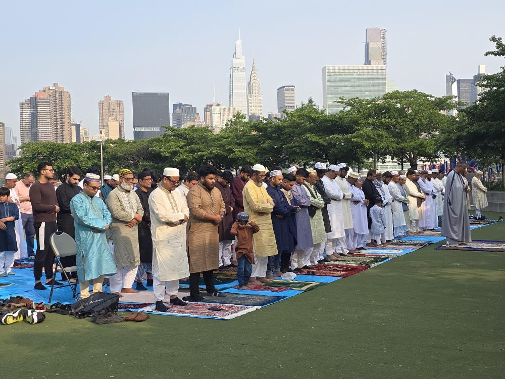 Sıcakta bayram seccadesi parkta açıldı
