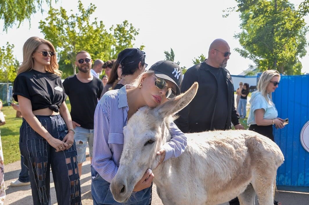 Süperstar Ajda'dan Bursa'da barınak ziyareti! - Manşet Haber