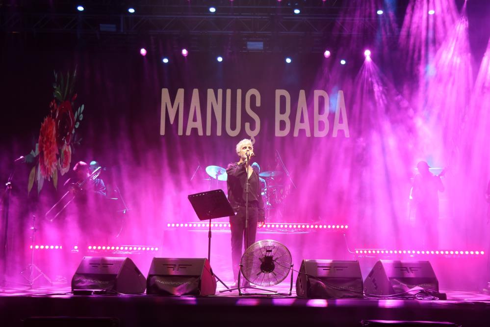 Manuş Baba, DEMOT’ta hayranlarıyla bir araya geldi - Manşet Haber