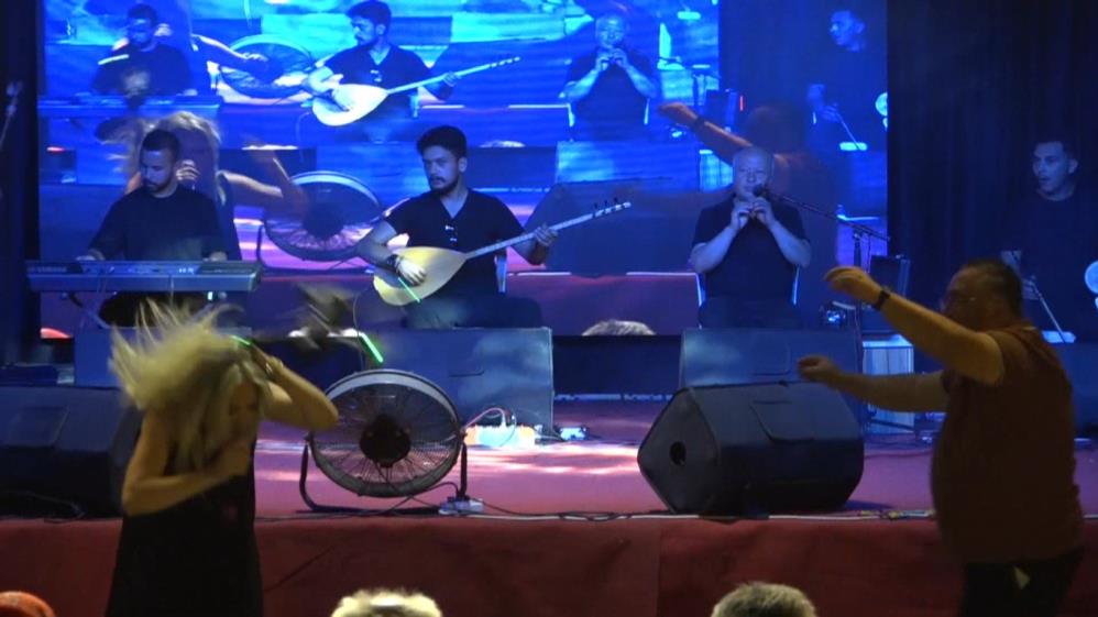 Sahnede ilginç an: Dron sanatçının kafasına çarptı - Manşet Haber