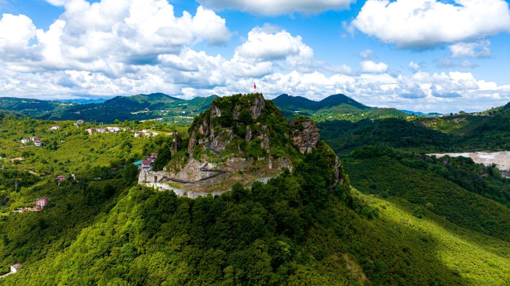 Dünyada tek: Bu kaleye raylı sistemle giriliyor!