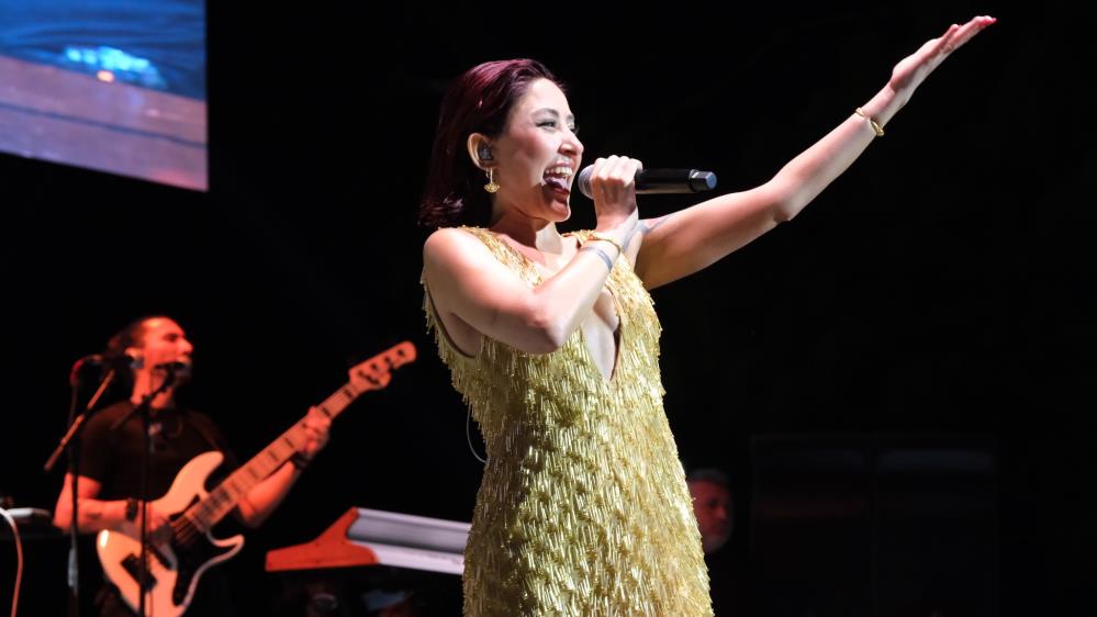 Melek Mosso sahnede büyüledi - Manşet Haber