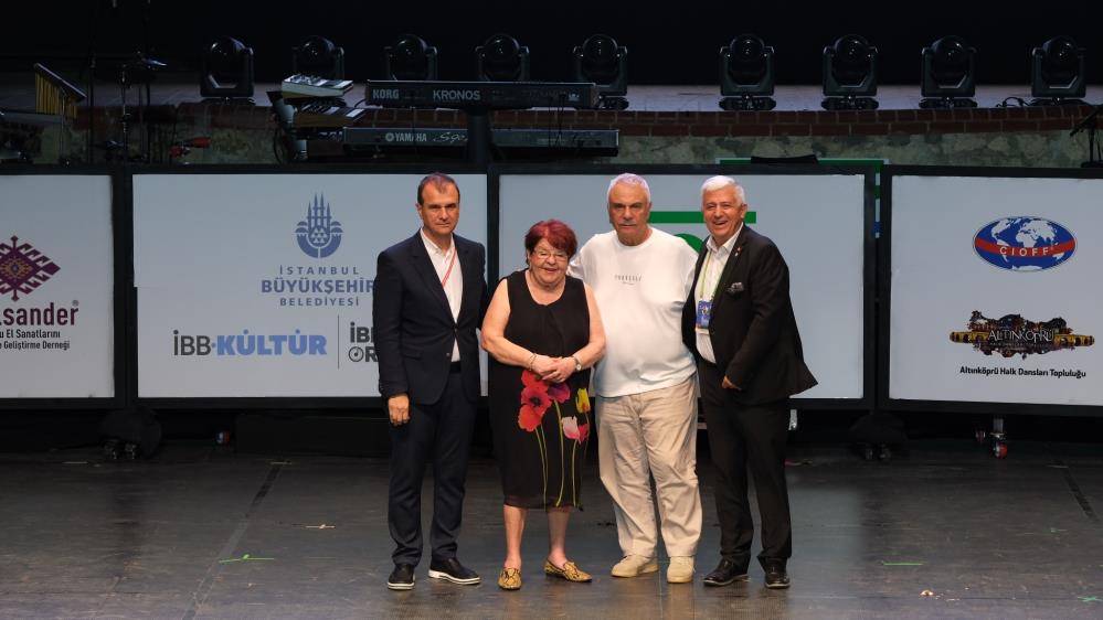 Defne Yalnız ve Halil Ergün’e büyük onur - Manşet Haber