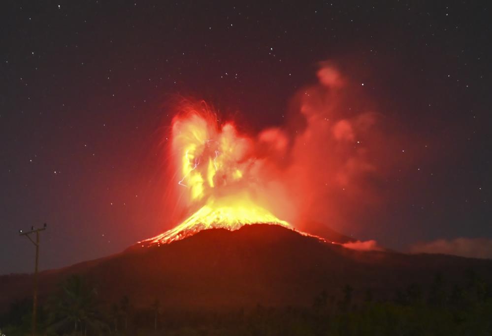 Endonezya’daki aktif yanardağ yine patladı
