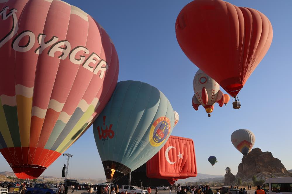 Kapadokya'da Balon Festivali başladı: 27 ülkeden 38 balon gökyüzünü süsledi