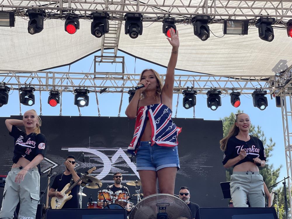 Çocuk Şenliği'nde Demet Akalın rüzgarı - Manşet Haber