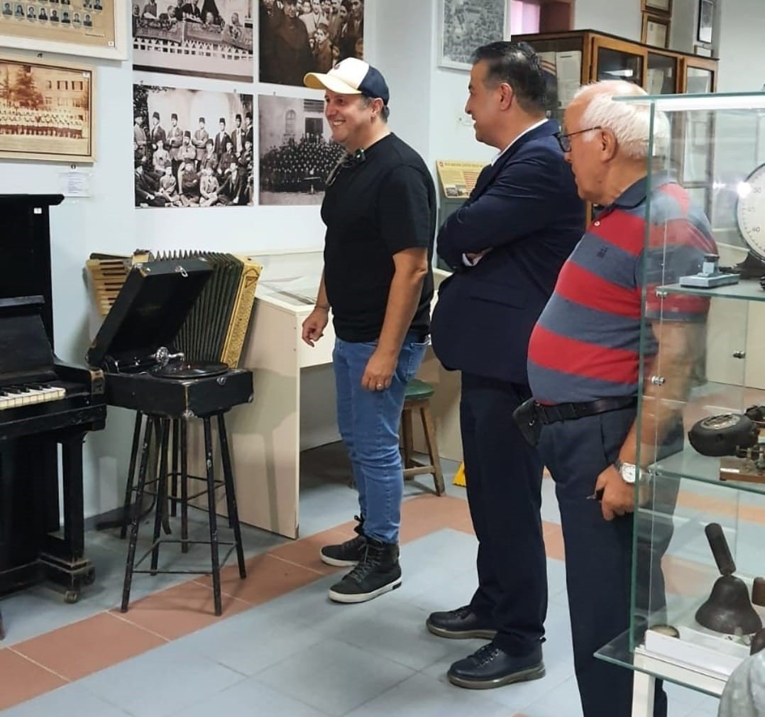 Ünlü oyuncu İlker Ayrık’tan Balıkesir Lisesi’ne ziyaret - Manşet Haber