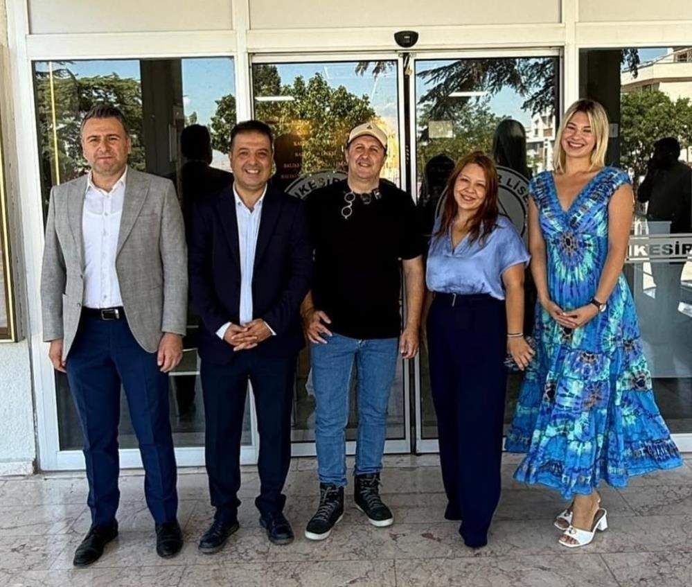 Ünlü oyuncu İlker Ayrık’tan Balıkesir Lisesi’ne ziyaret - Manşet Haber