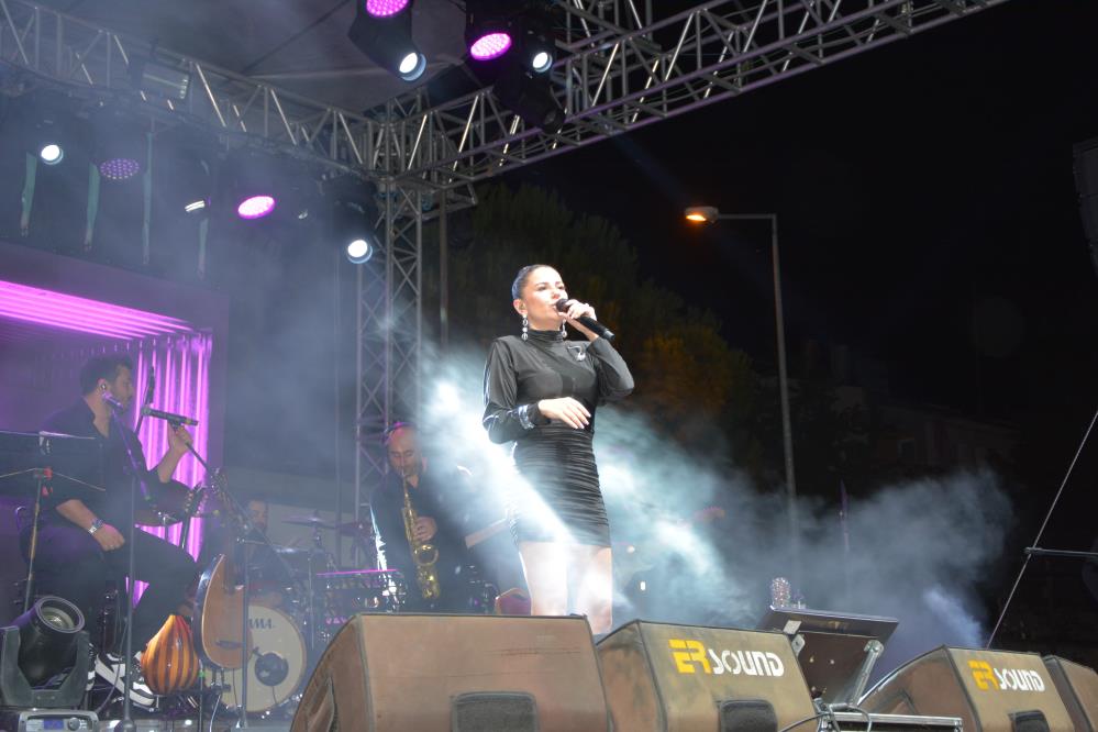 Demirci Kurtuluş Festivali'nde Merve Özbey sahne aldı - Manşet Haber