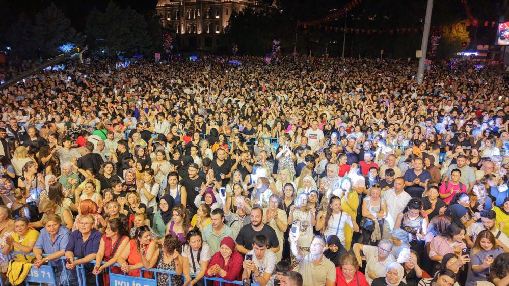 Türk Halk Müziği sanatçıları, Zafer Bayramı’na özel konserde sahne aldı - Manşet Haber