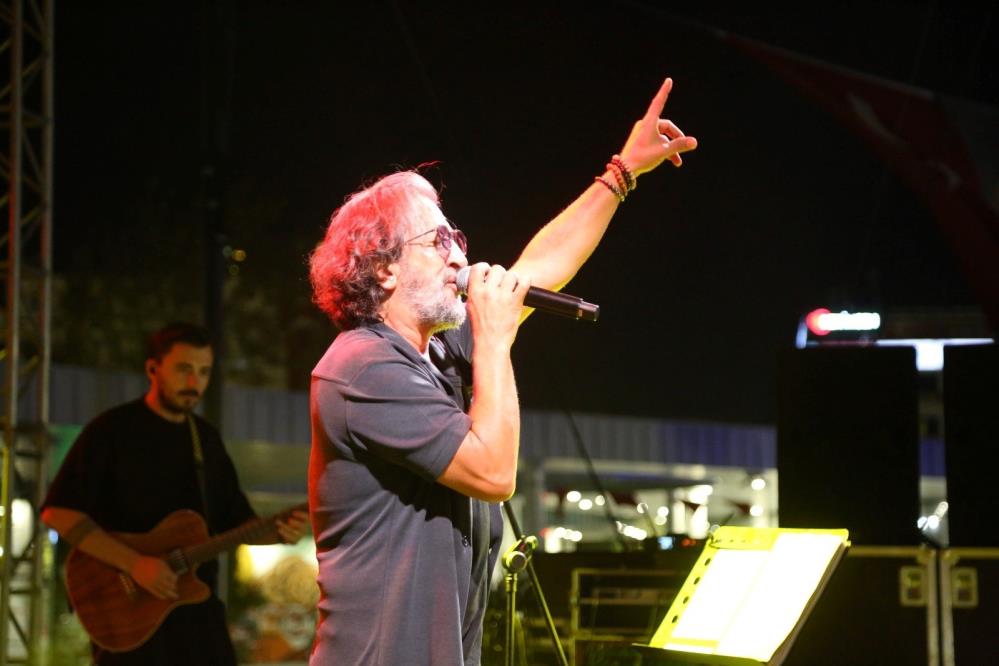 Fettah Can sevenleri ile Zafer Bayramı'nı kutladı - Manşet Haber