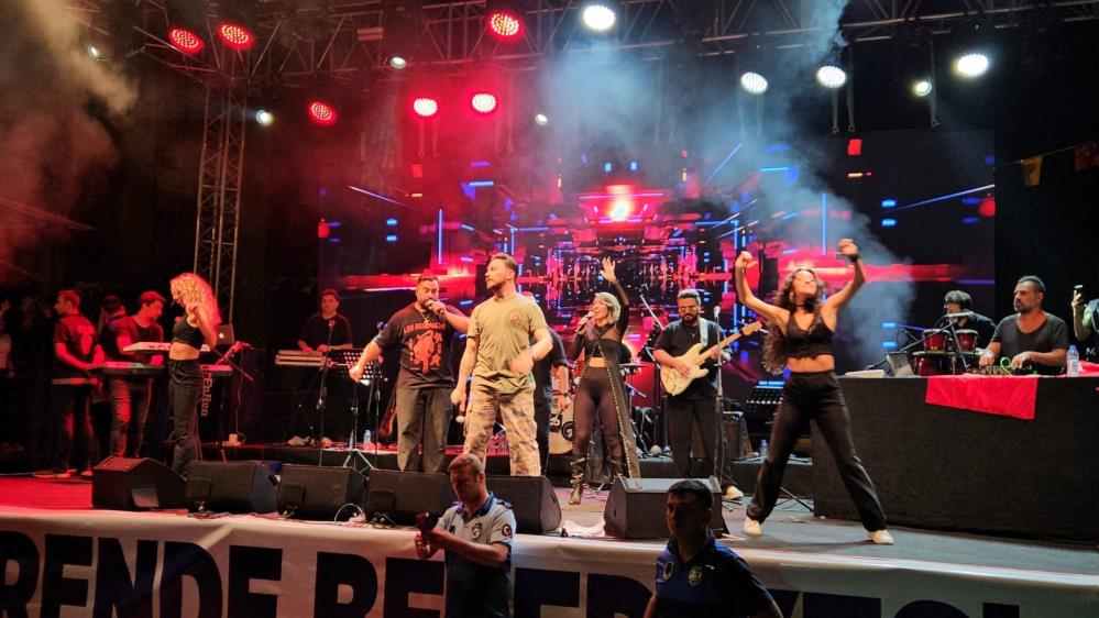 Sinan Akçıl sevgisi izdiham yarattı! - Manşet Haber