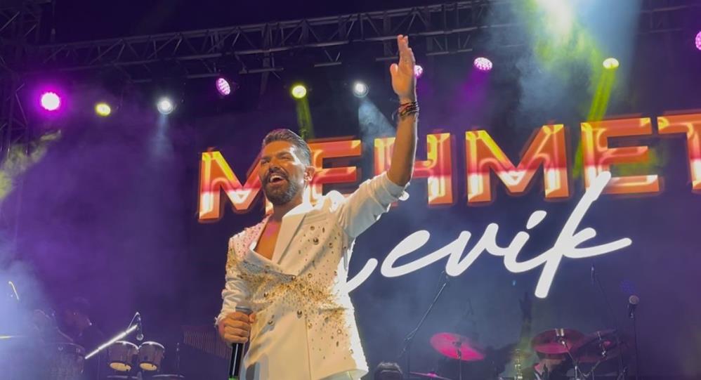 Milyonluk ücreti elinin tersiyle itti: Mehmet Çevik Gemlik’te memleketi için ücretsiz sahne aldı - Manşet Haber