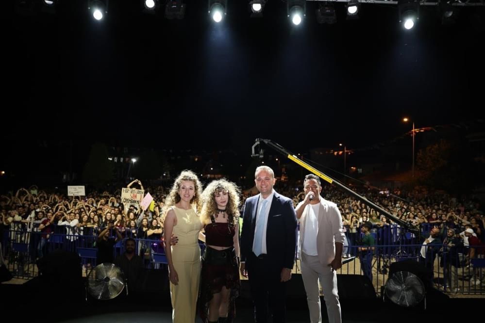 Sena Şener, 27. Çivril Elma Festivalinde unutulmaz bir gece yaşattı - Manşet Haber