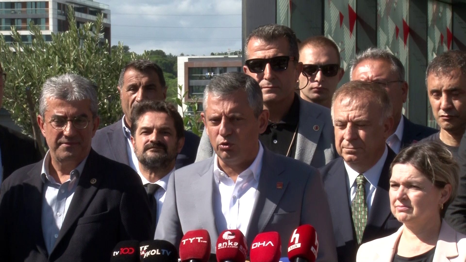 Özgür Özel CHP’nin Sarıyer’de bulunan parti binasına geldi - Manşet Haber
