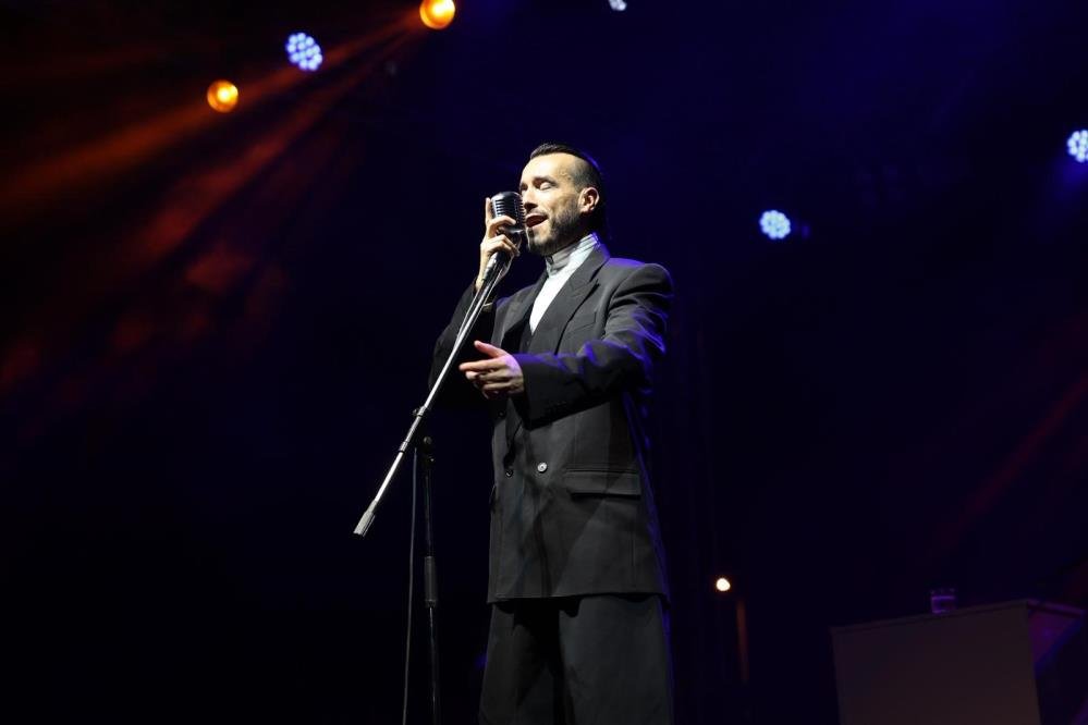 Çivril Elma Festivalinde Cem Adrian unutulmaz gece yaşattı - Manşet Haber