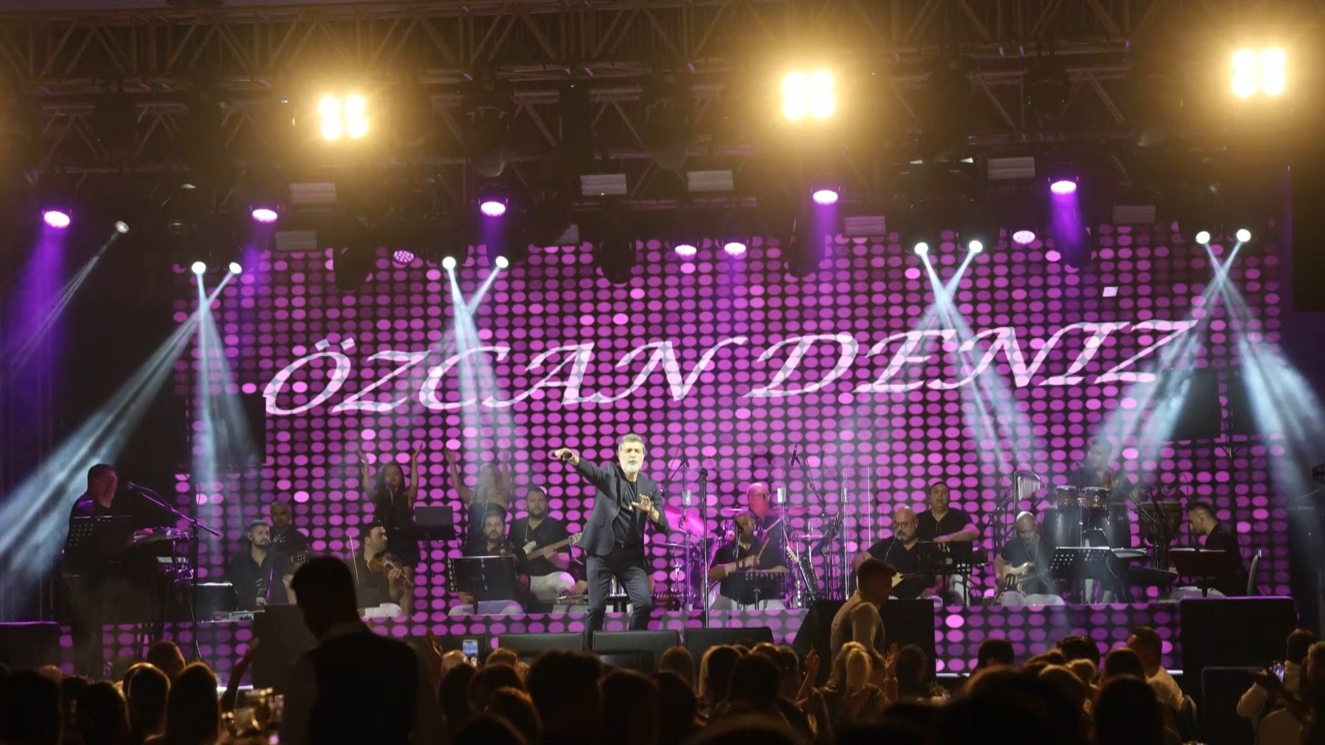 Özcan Deniz Kapadokya’da sahne aldı - Manşet Haber