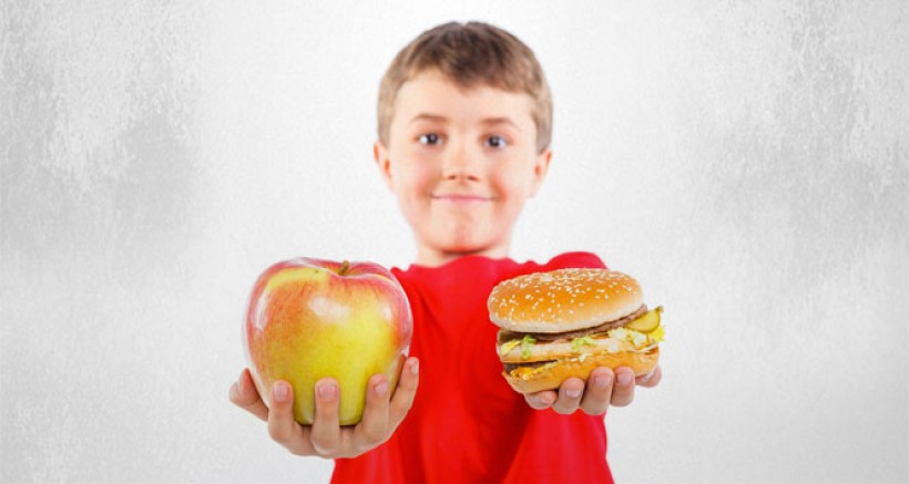 Ekran başında yemek yiyen çocuklar obez olur