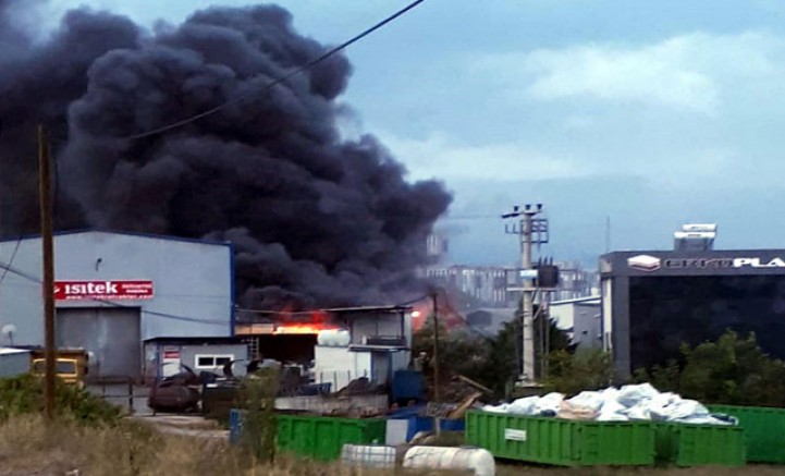 Gebze'de, geri dönüşüm tesisinde yangın
