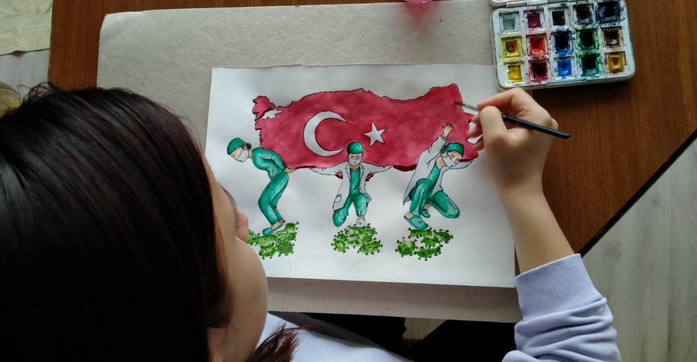 Liseli Melike, sağlıkçıları Türkiye'yi sırtlarken resmetti
