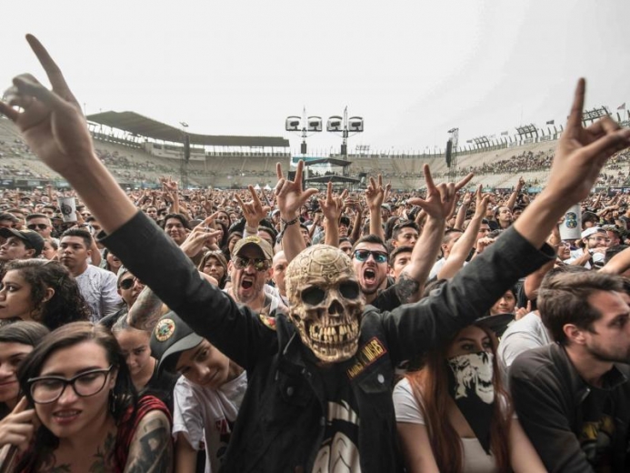 Meksika'da virüse rağmen konsere binler katıldı