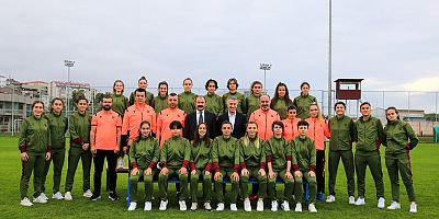 Ağaoğlu, kadın futbol takımını ziyaret etti