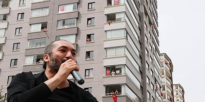 Ankara'da evde kalan site sakinlerine moral konseri