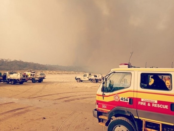 Yangın nedeniyle yerleşim yerleri tahliye ediliyor