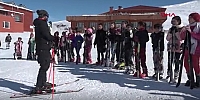 Hakkarili çocuklara kayak eğitimi