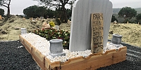 Ebru Şallı oğlunun mezarına bileklik ve çiçek bıraktı