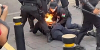 Eylemciler bir polisi ateşe verdi