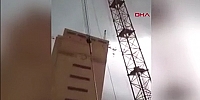 Rusya'da iki inşaat vinci binaların üzerine düştü 2 yaralı