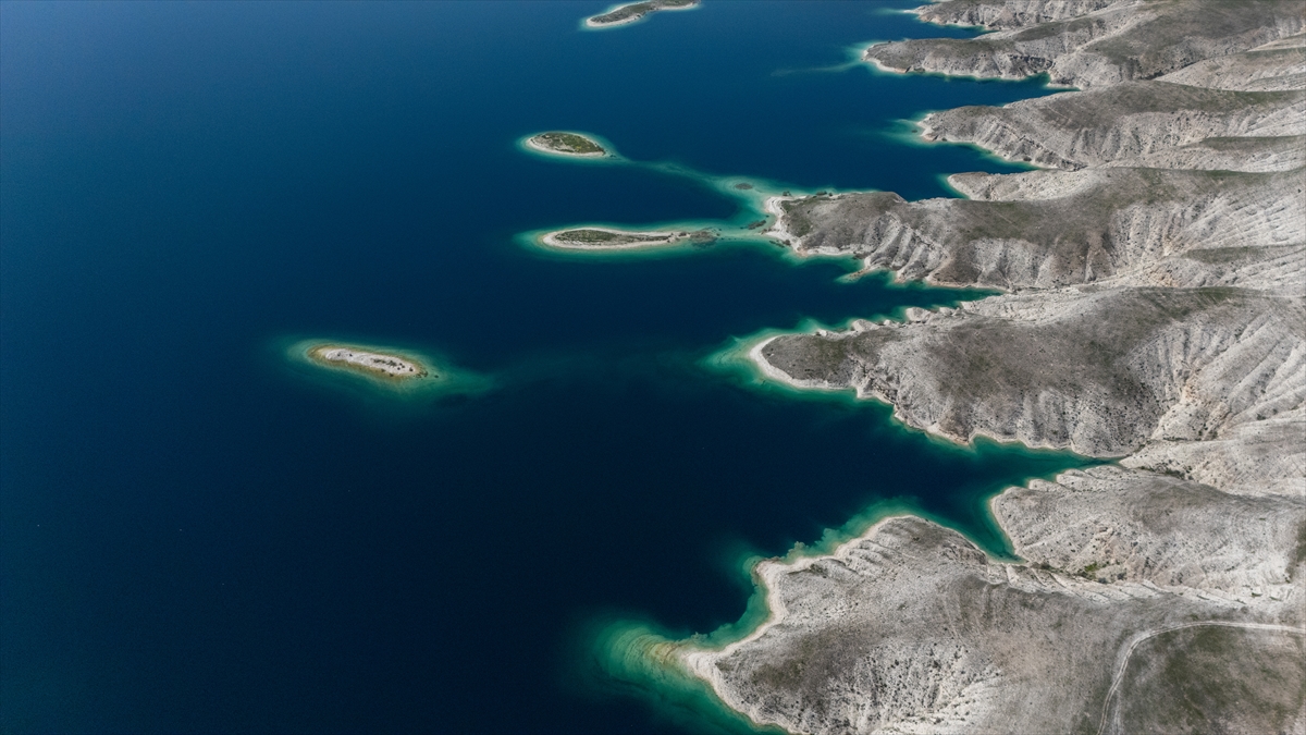 Adıyaman’da bahar manzarası: Baraj gölü Maldivler’i andırdı