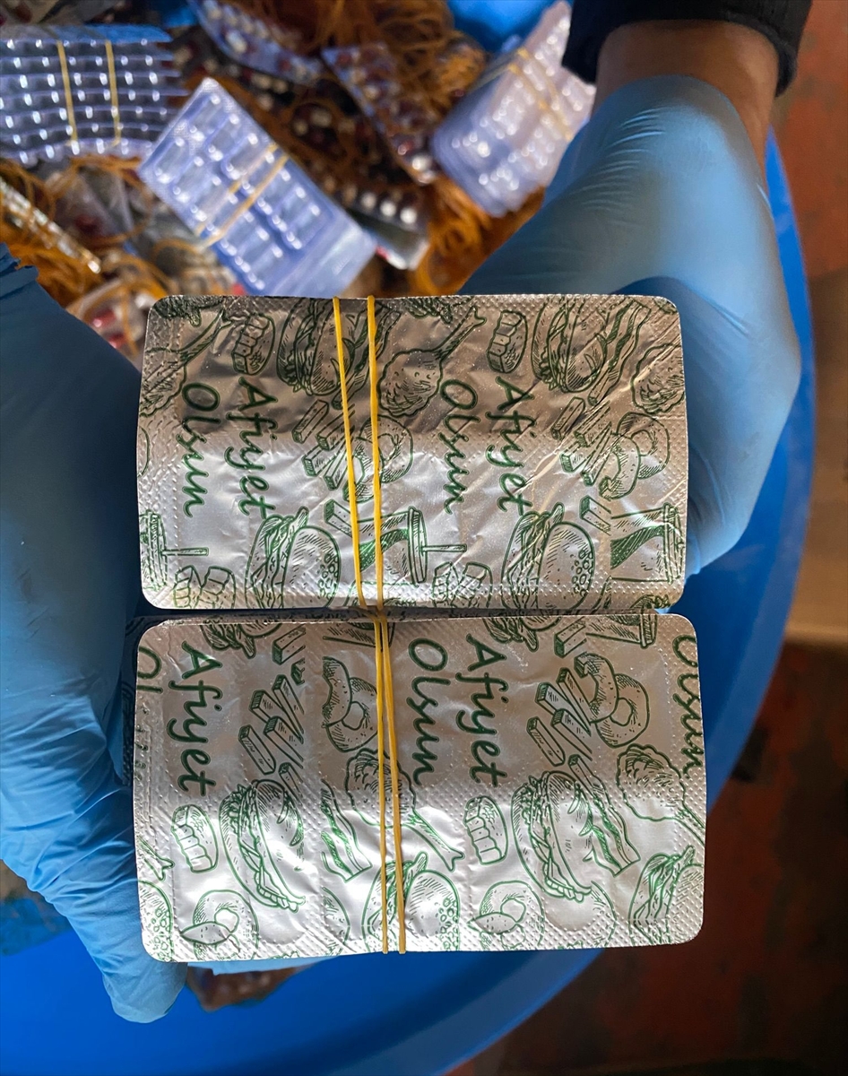 AA-20260407-41035156-41035152-ADANADA_703_BIN_43_SENTETIK_ECZA_ELE_GECIRILEN_OPERASYONDA_7_ZANLI_TUTUKLANDI