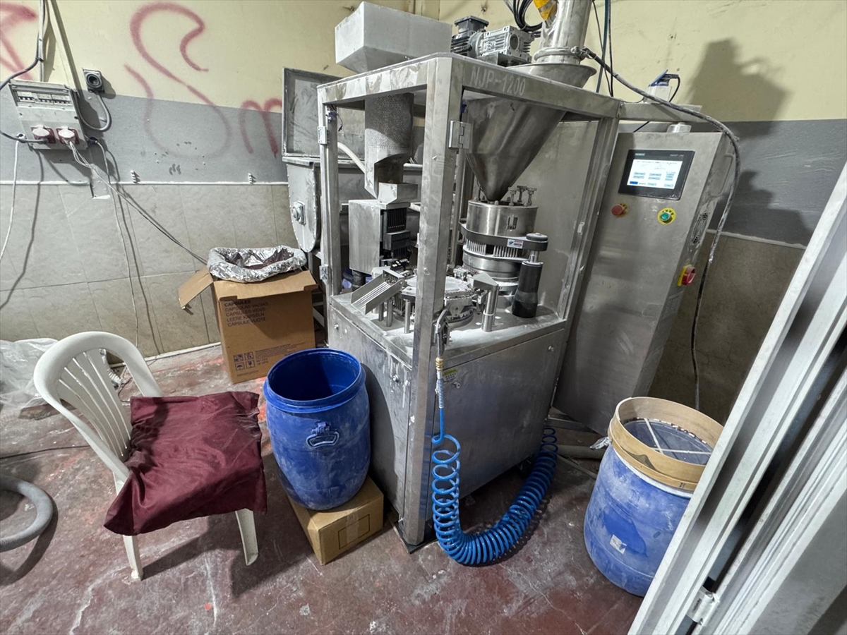 AA-20260407-41035156-41035153-ADANADA_703_BIN_43_SENTETIK_ECZA_ELE_GECIRILEN_OPERASYONDA_7_ZANLI_TUTUKLANDI