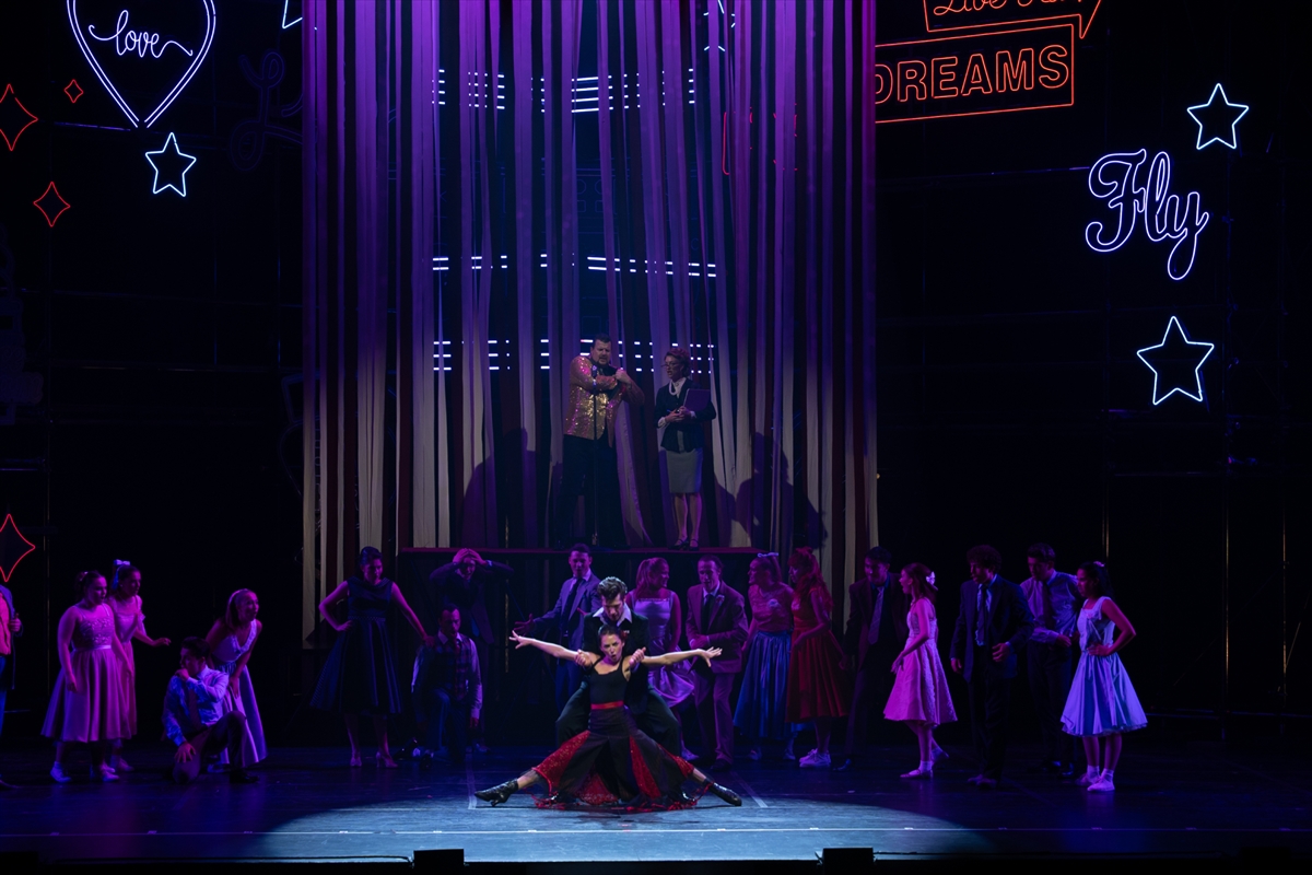 AA-20260415-41109404-41109392-DUNYACA_UNLU_GREASE_MUZIKALI_ZORLU_PSMDE_SAHNELENMEYE_BASLANDI