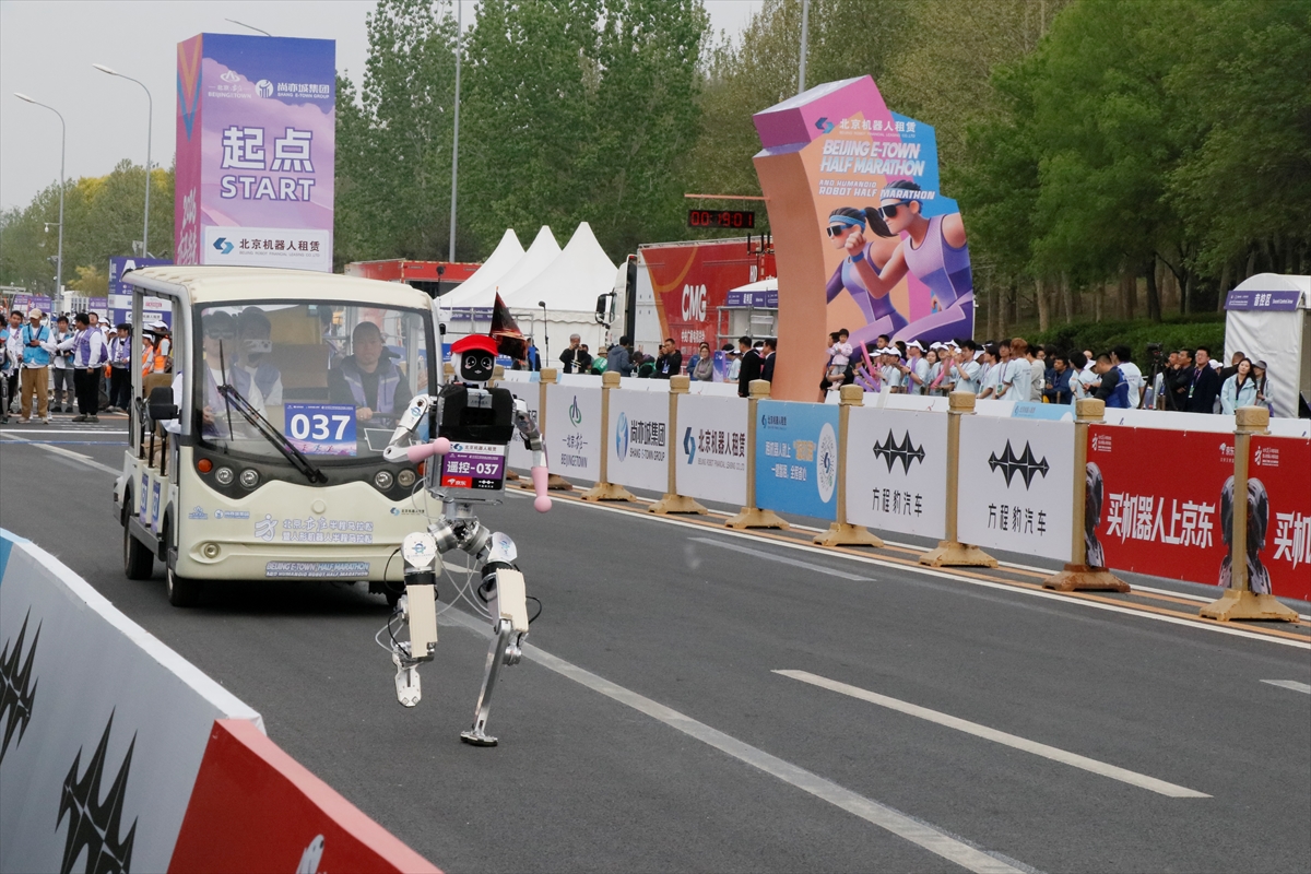 AA-20260419-41149886-41149884-CINDE_INSANSI_ROBOTLAR_YARI_MARATON_DUNYA_REKORUNU_KIRDI