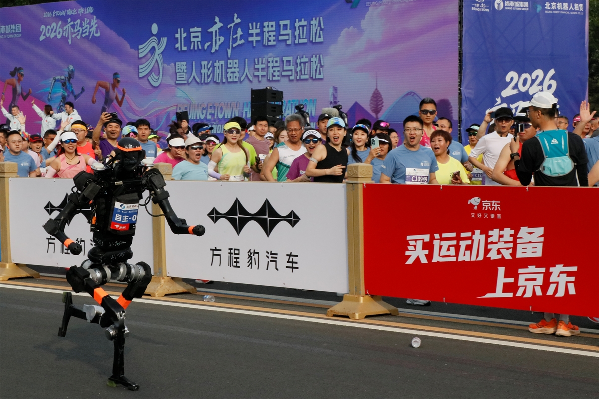 AA-20260419-41149886-41149882-CINDE_INSANSI_ROBOTLAR_YARI_MARATON_DUNYA_REKORUNU_KIRDI